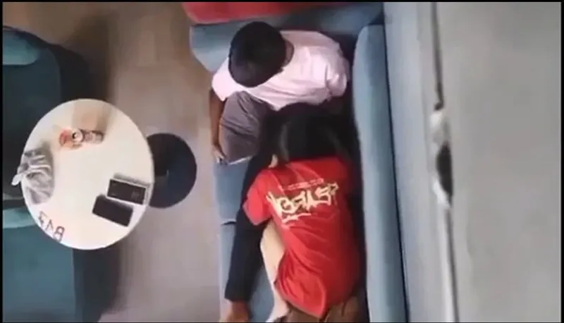 Quay lén người tình bú liếm cho bồ nơi công cộng