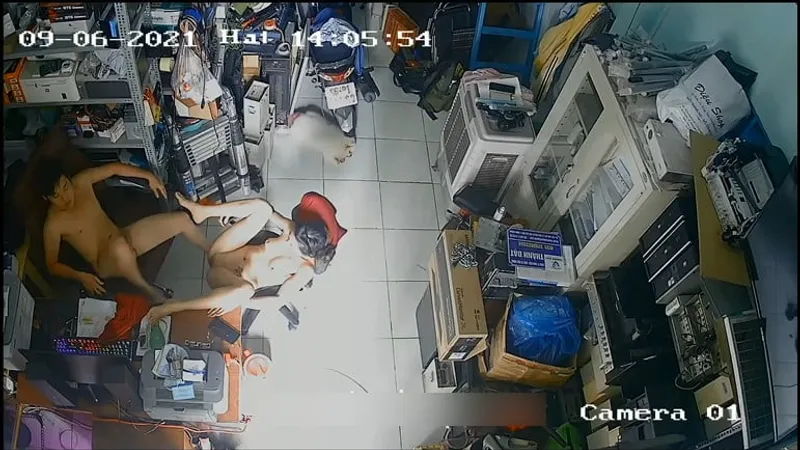 Vợ người chồng nện nhau trong của hàng máy tính