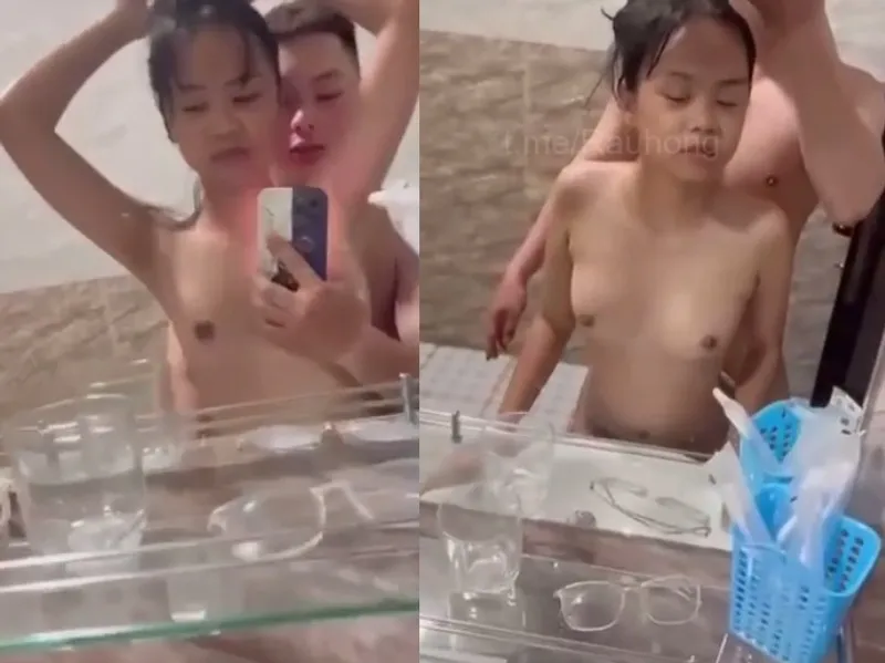 Mảnh khảnh em cùng thằng bồ phang trước gương quay kỉ niệm